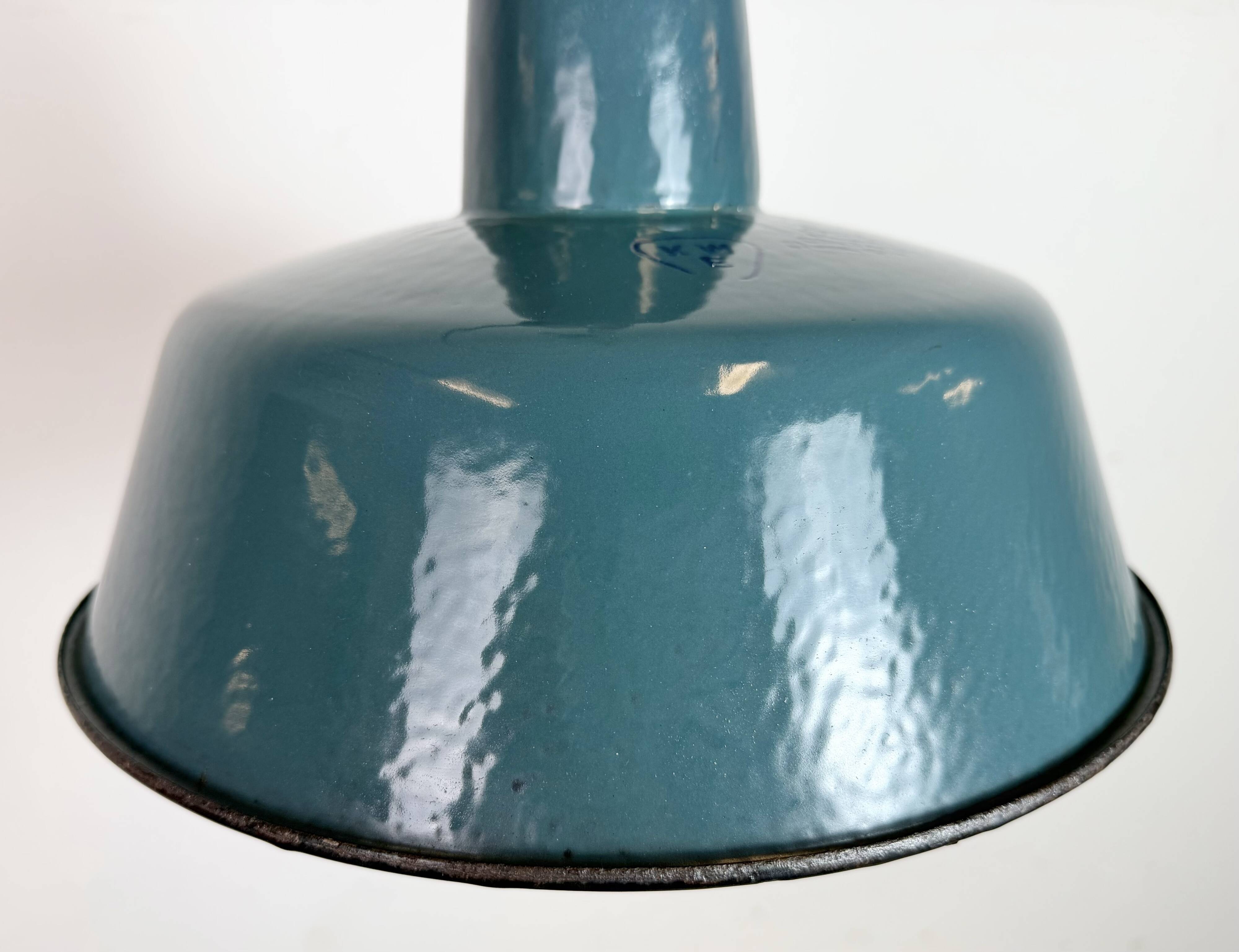 Lampe d'usine en émail pétrolier industriel avec dessus en fonte, années 1960.
