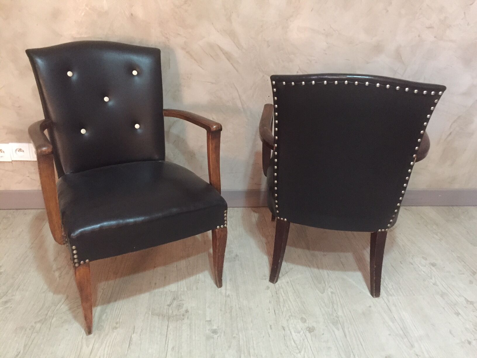 Paire de fauteuils en skai noir 1940