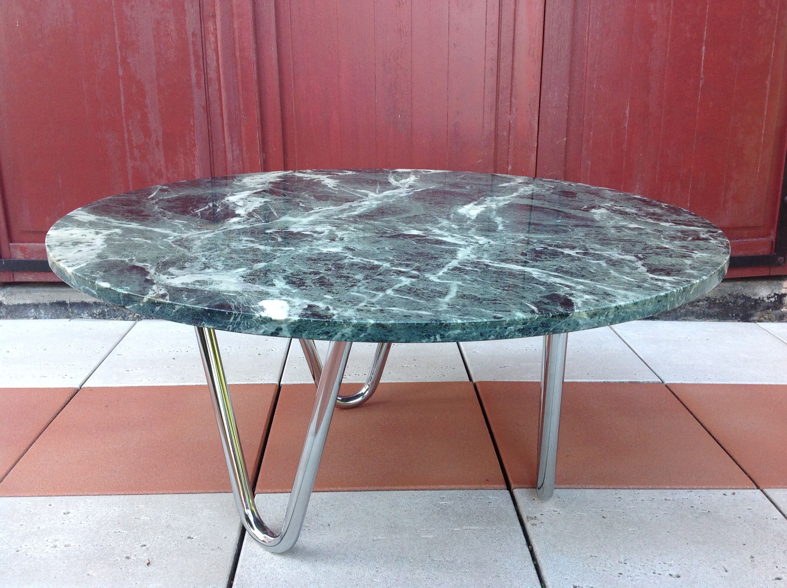 Round coffee table in green marble and chrome / vintage base 60s-70s