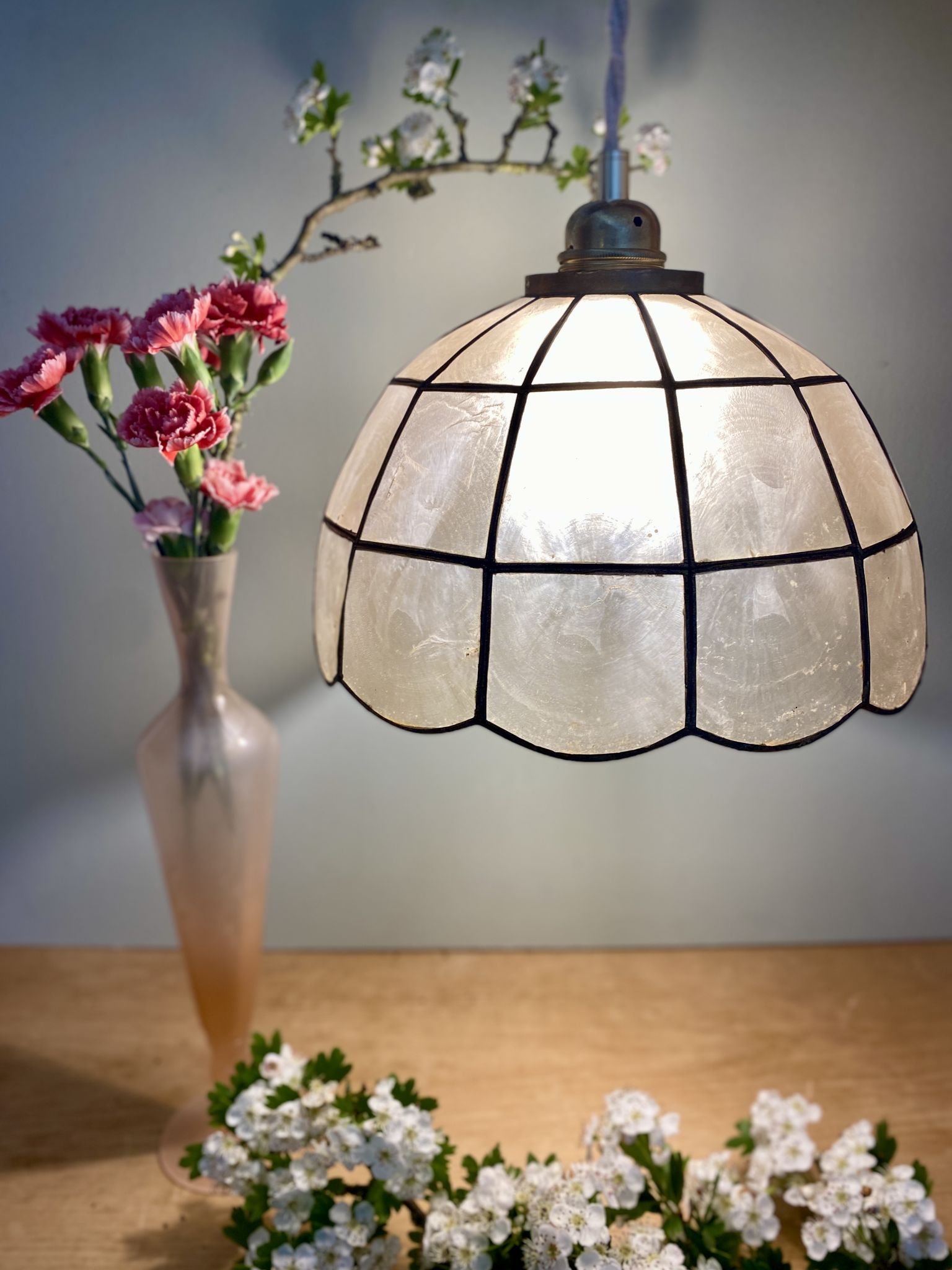 Vintage suspension lamp in mother-of-pearl and brass
