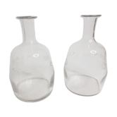 Paire de carafes en verre soufflé et taillé à décor de fleurs
