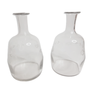 Paire de carafes en verre soufflé et taillé à décor de fleurs