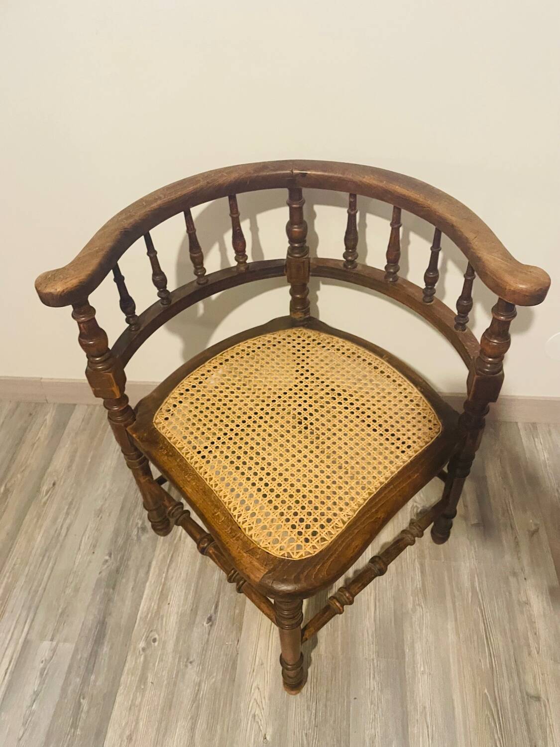 Chaise d’angle en bois et cannage
