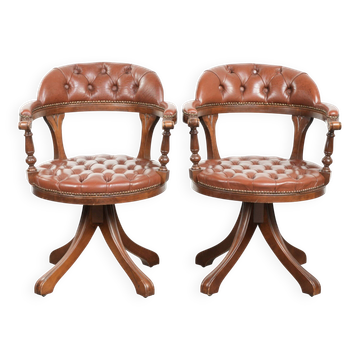 Ensemble de 2 chaises de bureau chesterfield en cuir de vachette pivotantes de style anglais.