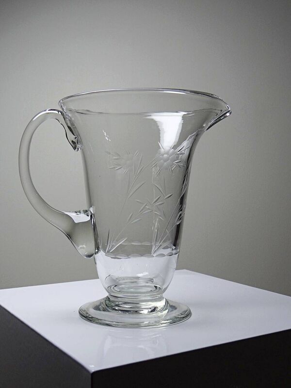 Pichet ancien en verre gravé à la roue décor végétal, Bohême, début XXe