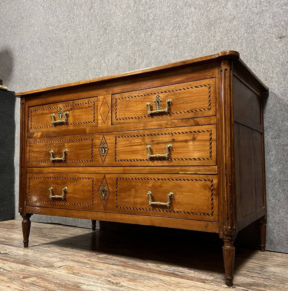 Louis XVI period chest of drawers in precious wood marquetry circa 1760