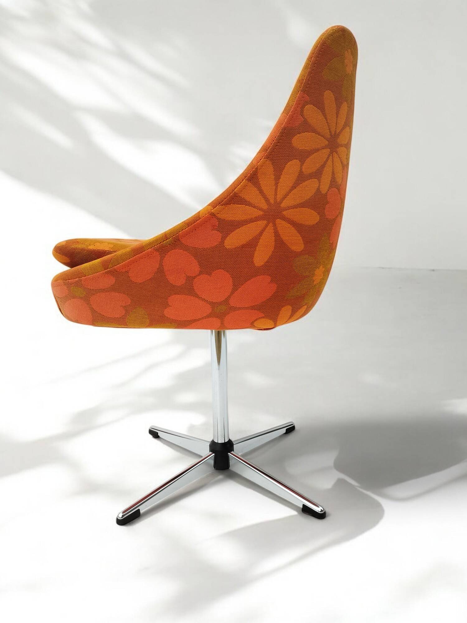 Suite de 4 fauteuils pivotants seventies