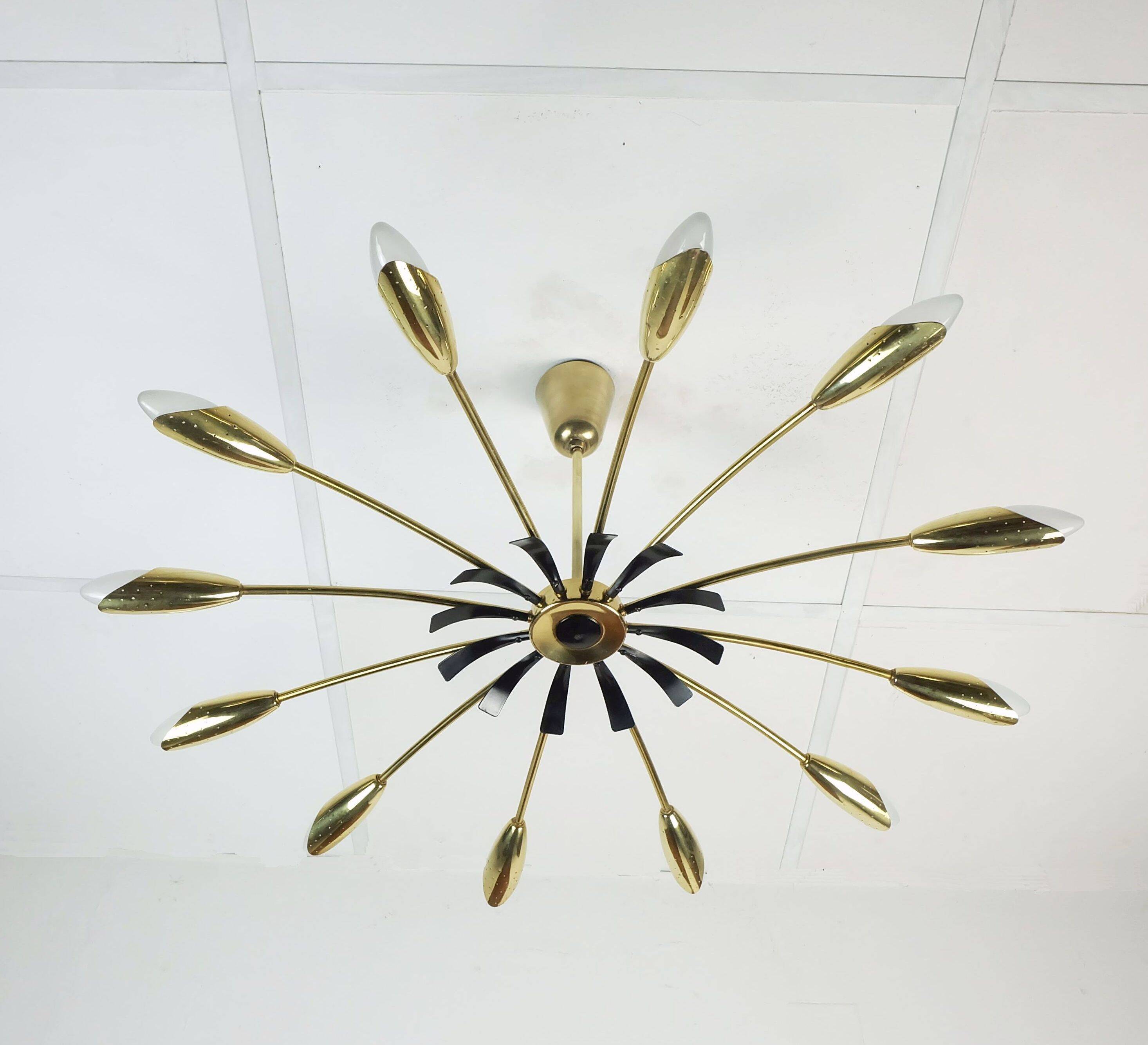 Grand plafonnier araignée Sputnik à 12 lumières, en laiton et métal noir, années 1950