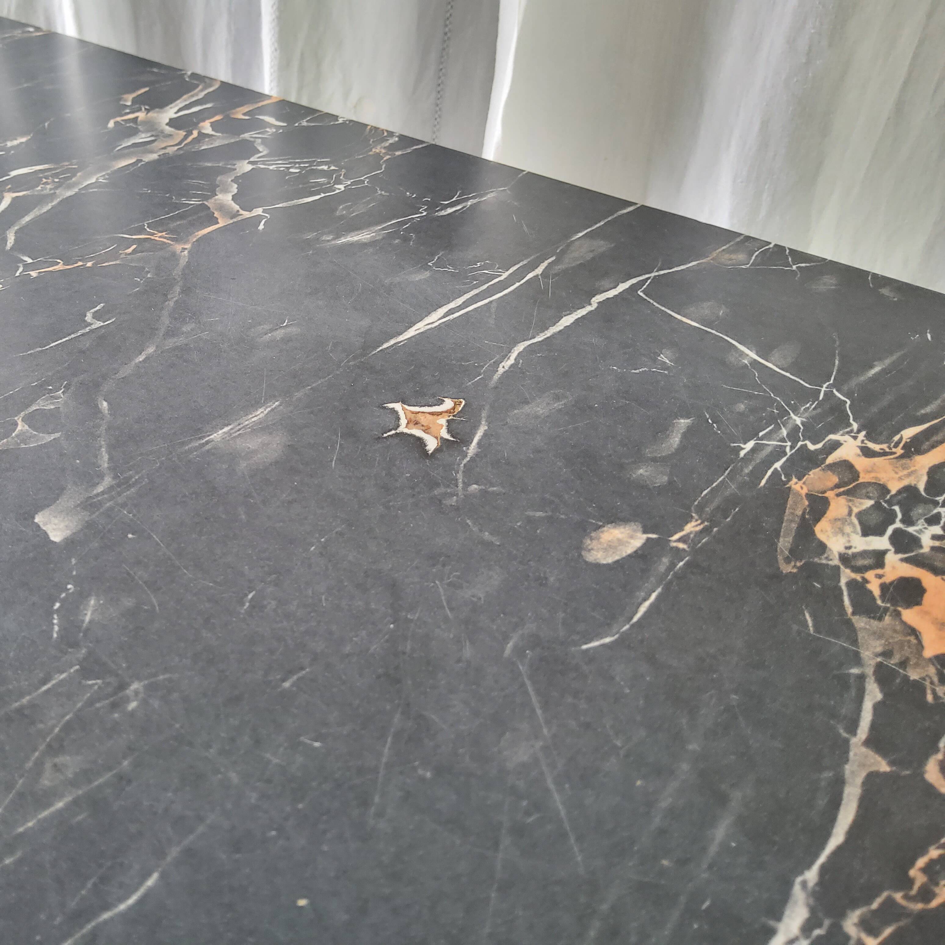 Ensemble en formica marbré