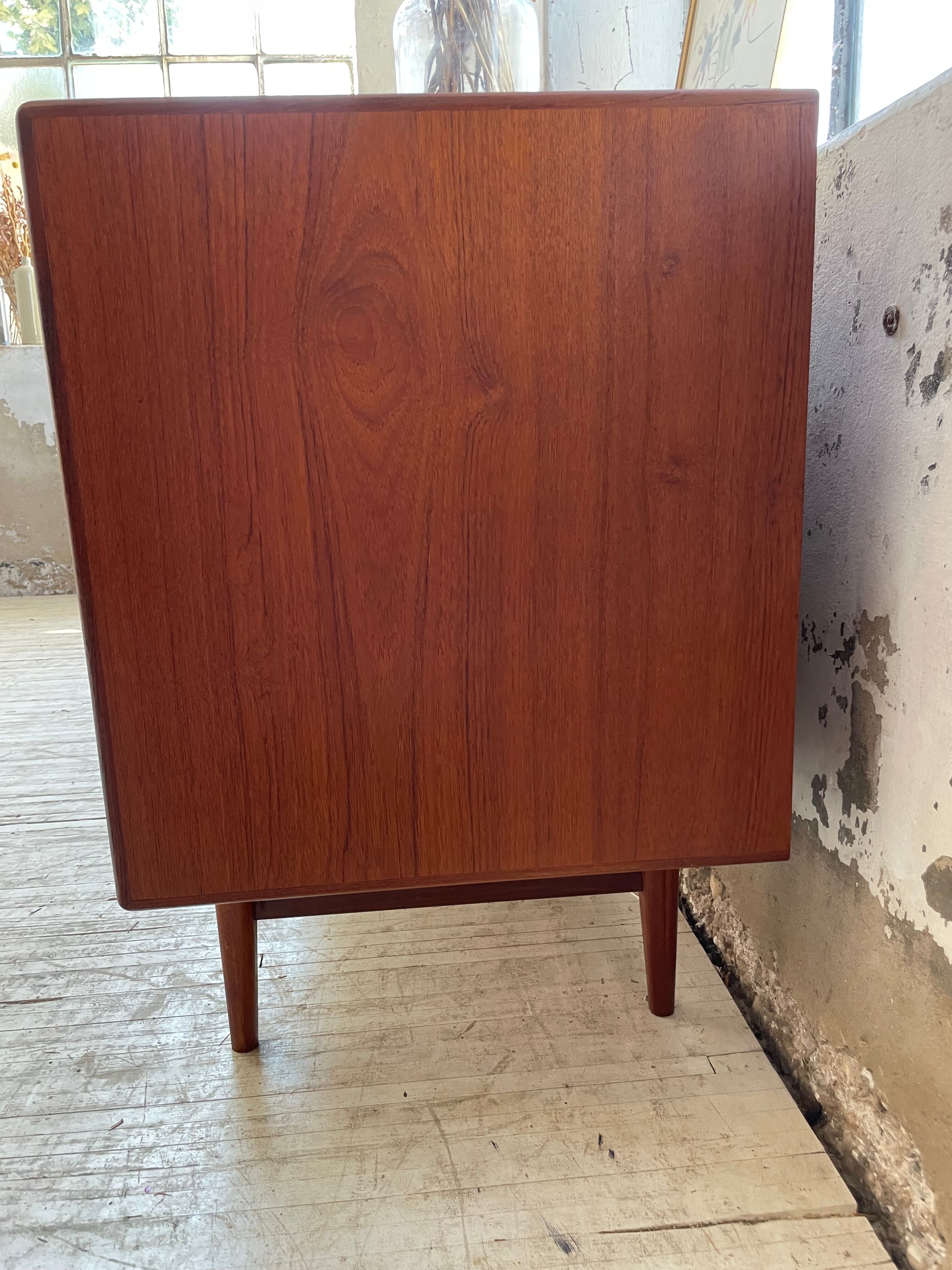 Teak row Johannes Andersen Samcom