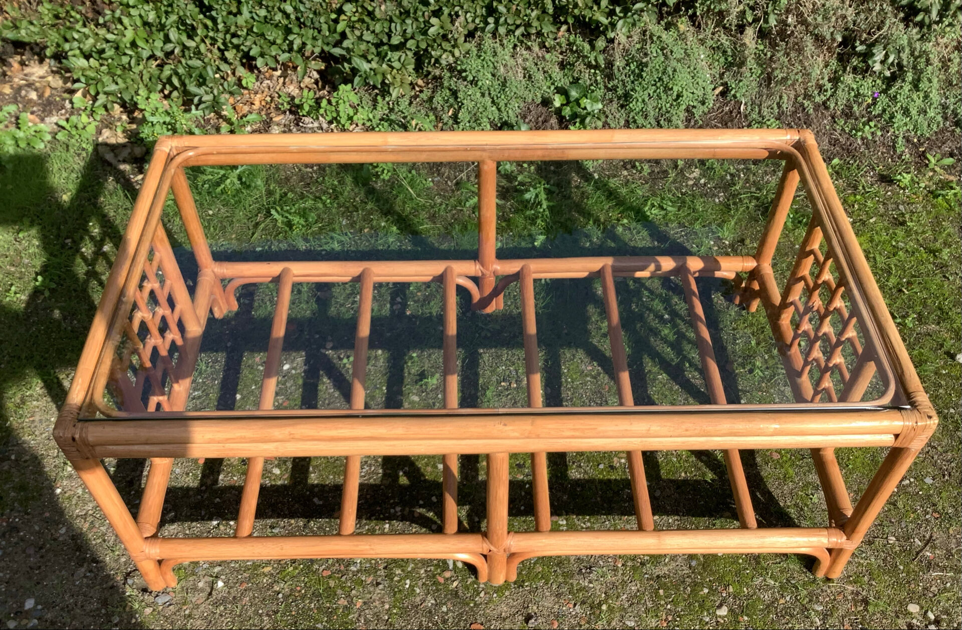 Table basse vintage en rotin et verre