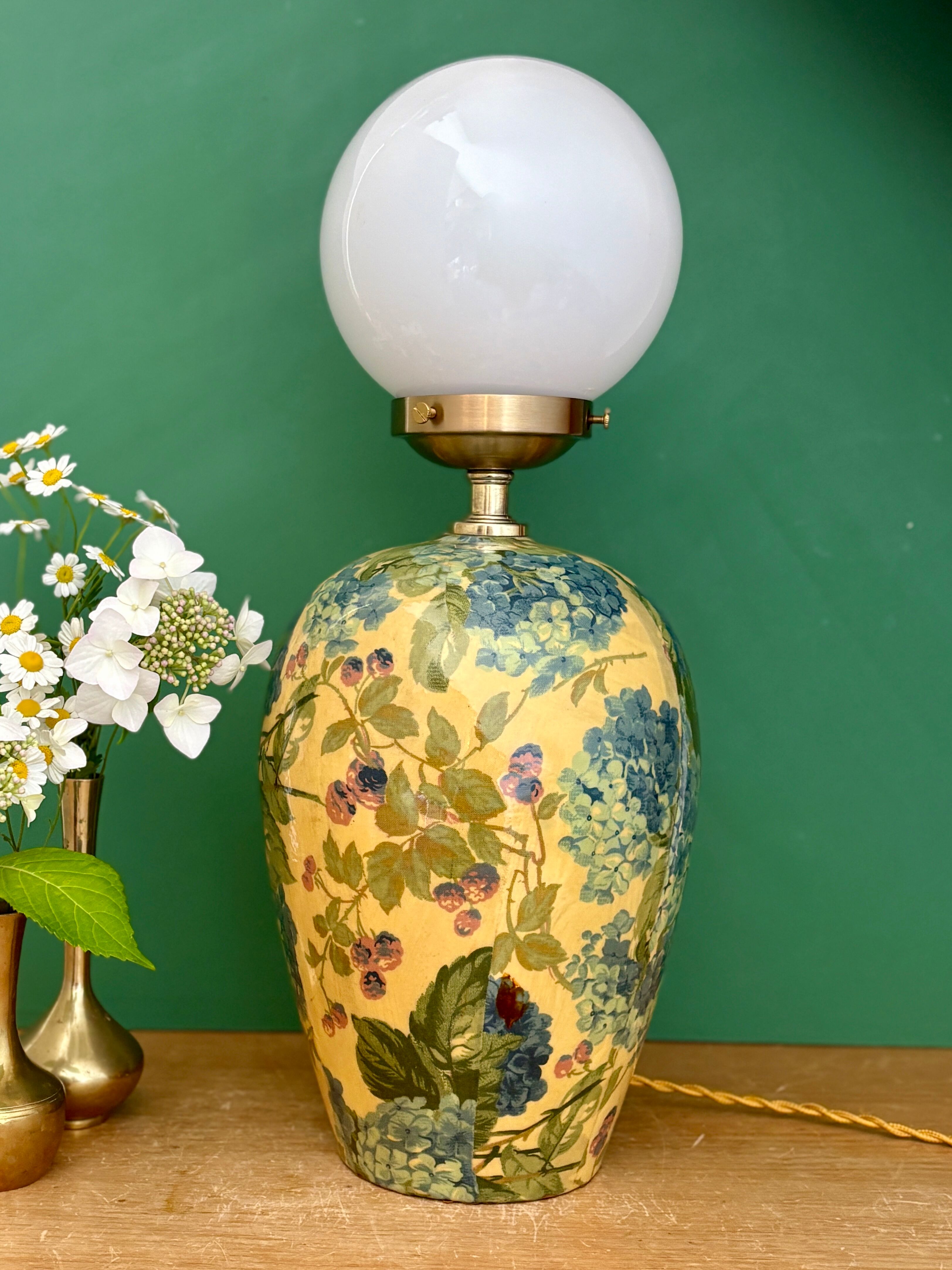 Vintage table lamp with floral decorations and white opaline.