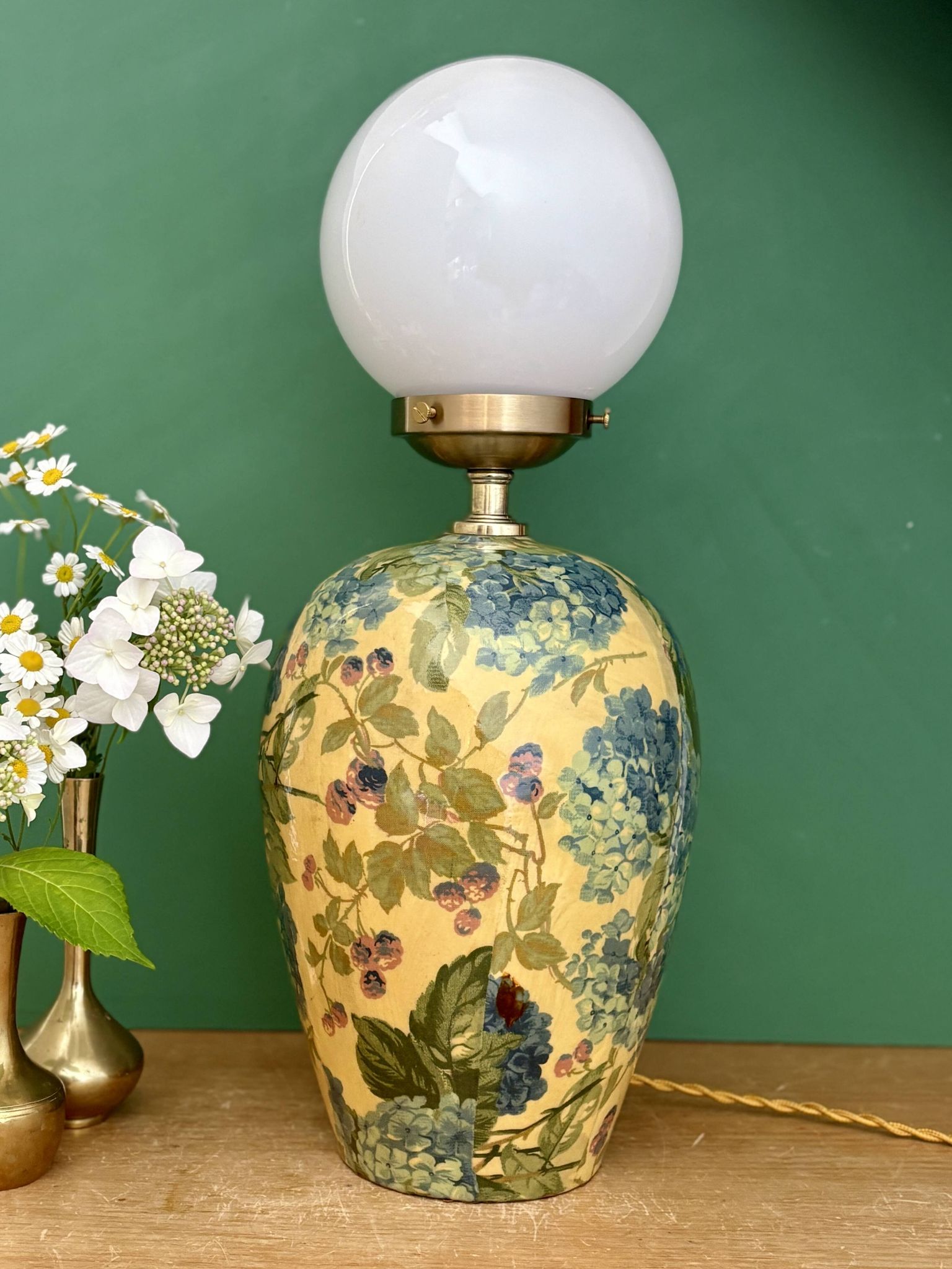 Lampe à poser  vintage décors de fleurs et opaline blanche