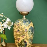 Lampe à poser  vintage décors de fleurs et opaline blanche