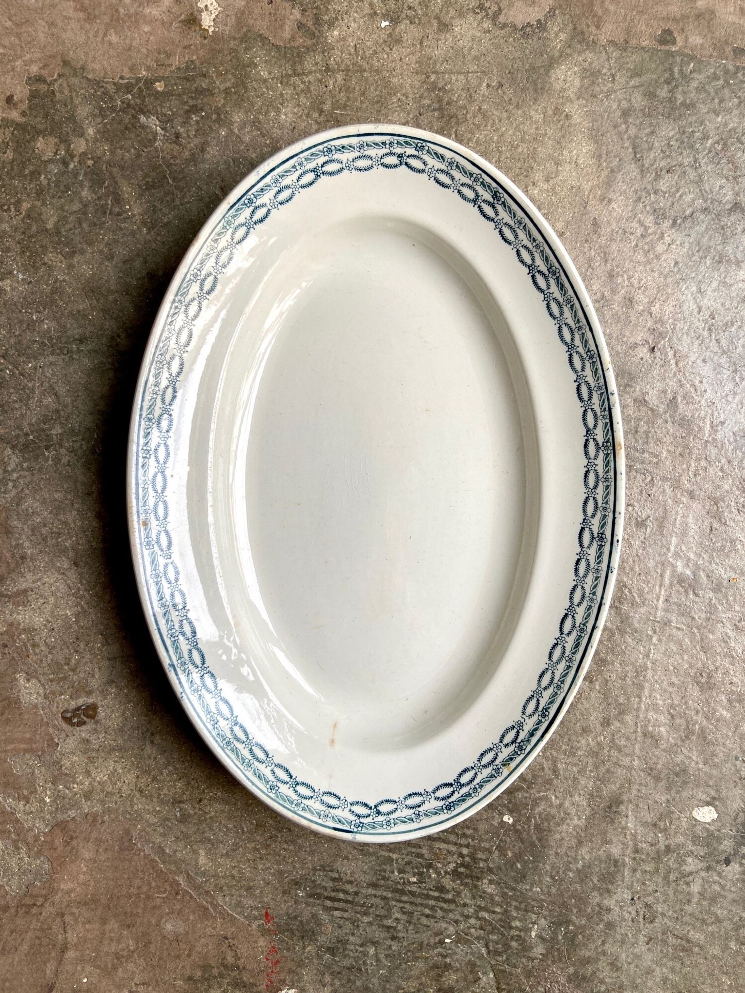 Oval dish St Amand & Hamage in iron earth