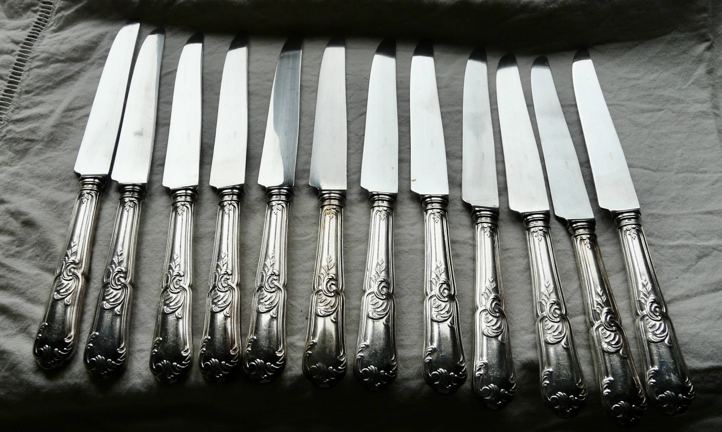 Service de 12 couteaux de table métal argenté