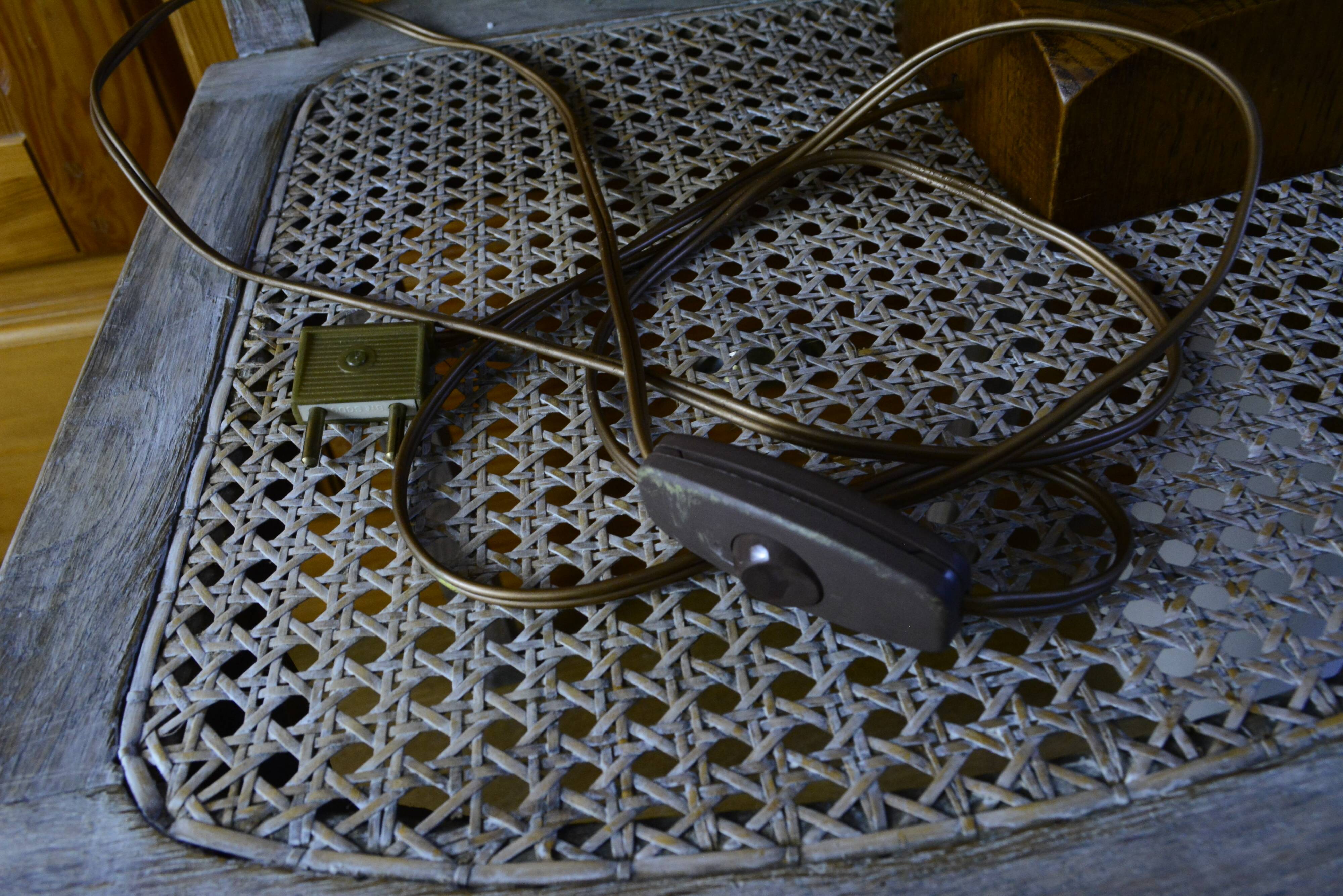 Pied de lampe en bois massif
