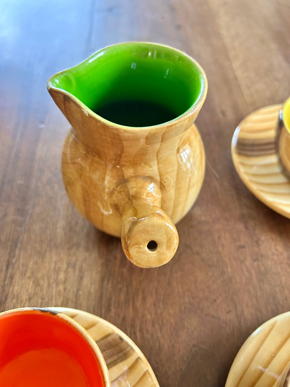 Vallauris coffee set – wood effect & colorful interiors