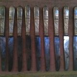 Douze couteaux anciens en métal argenté, complet