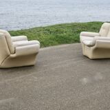Paire de fauteuils "space age" en cuir. Couleur "crème". Circa 1970.