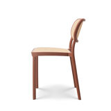 Chaise coloré aspect cannage rétro