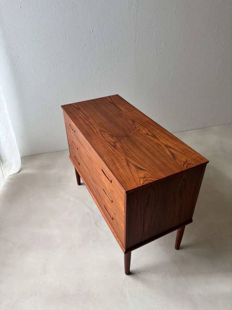 Commode en teck entièrement rénovée au design vintage des années 1960.