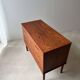 Commode en teck entièrement rénovée au design vintage des années 1960.