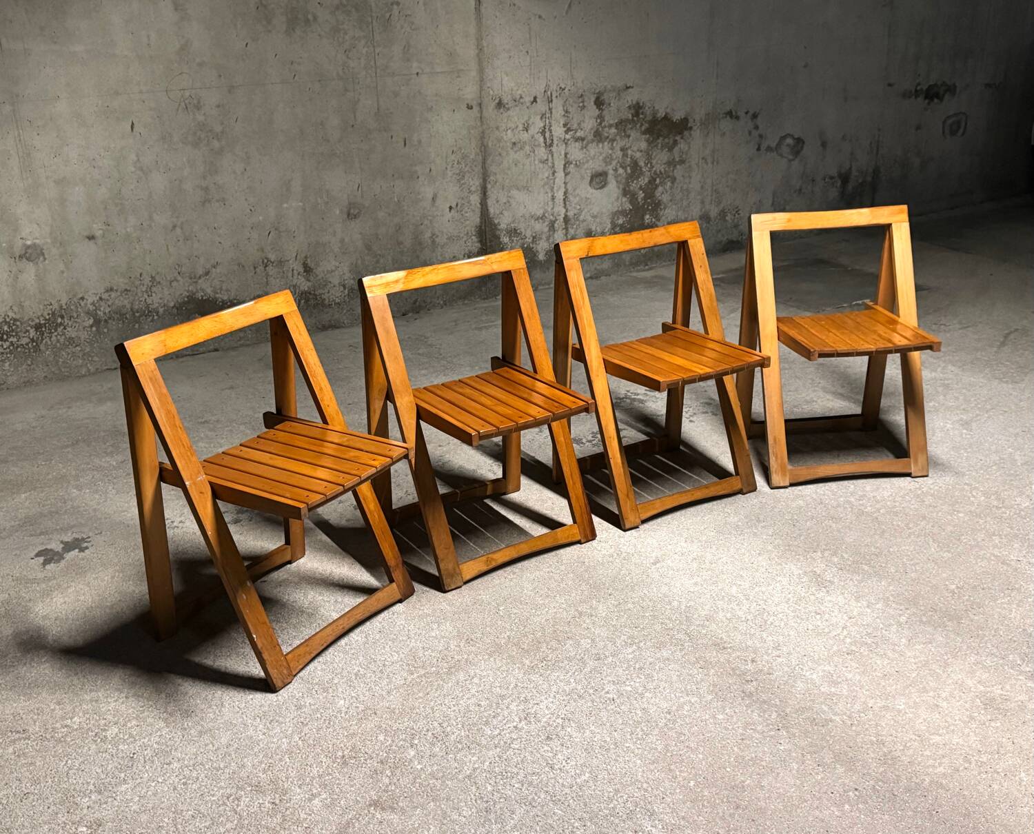 04 folding chairs 1970s