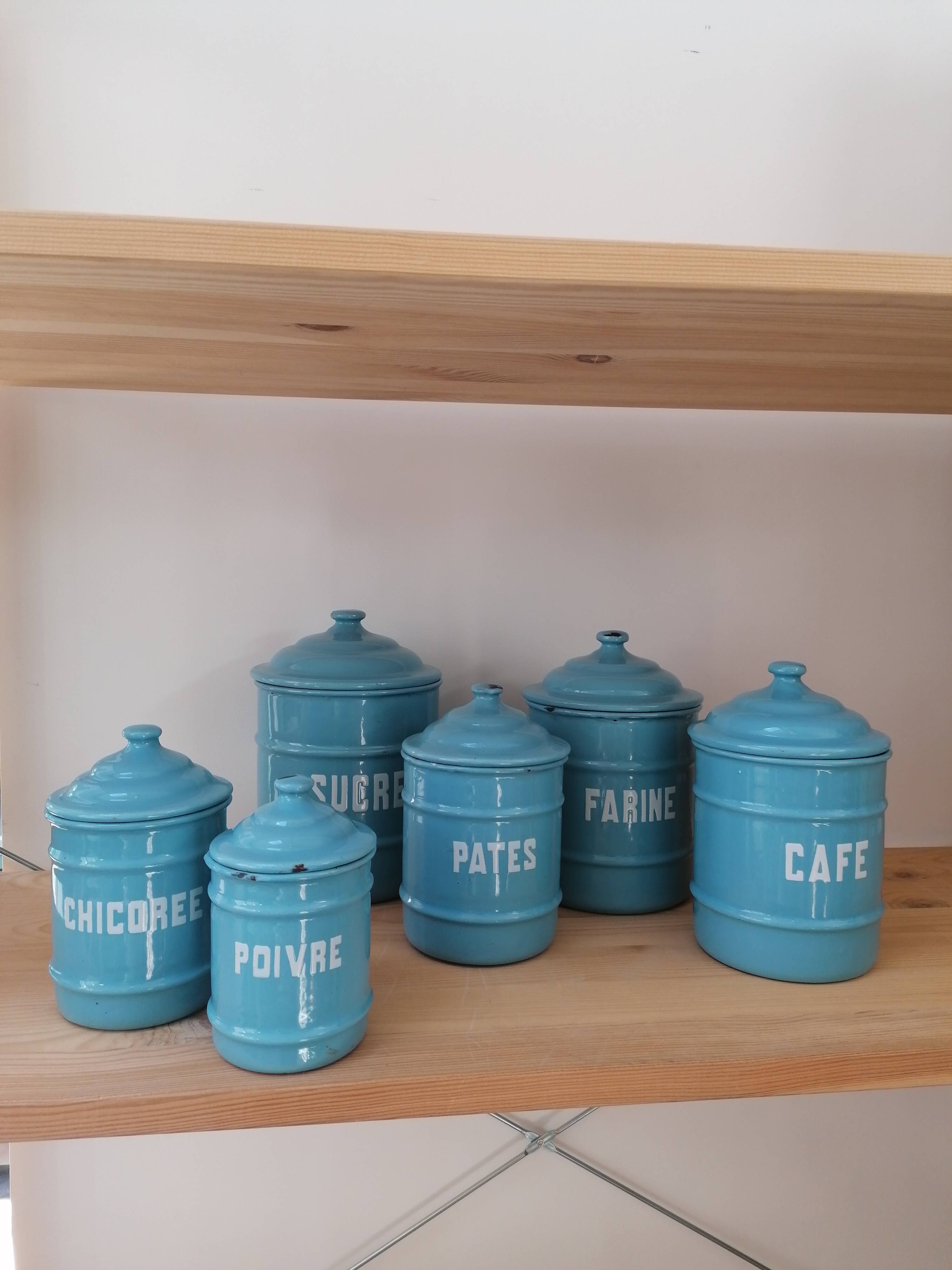 Series of enamel pots for spices or condiments