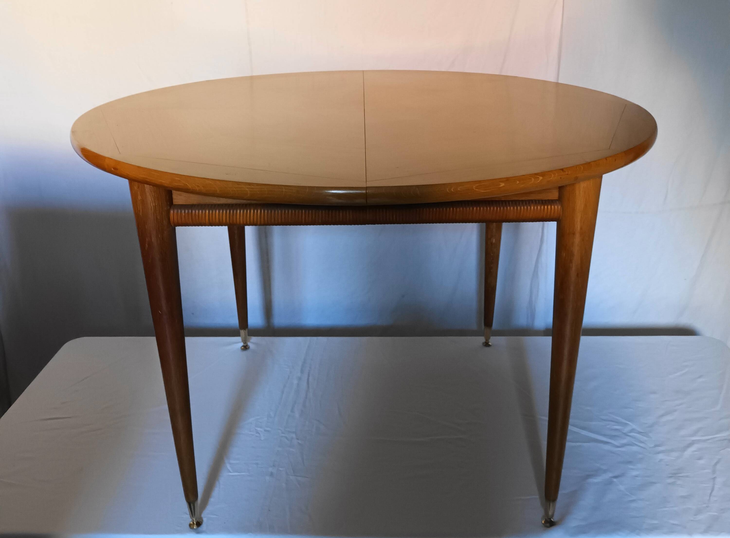 Table ronde a 2 allonges en chene clair des années 50