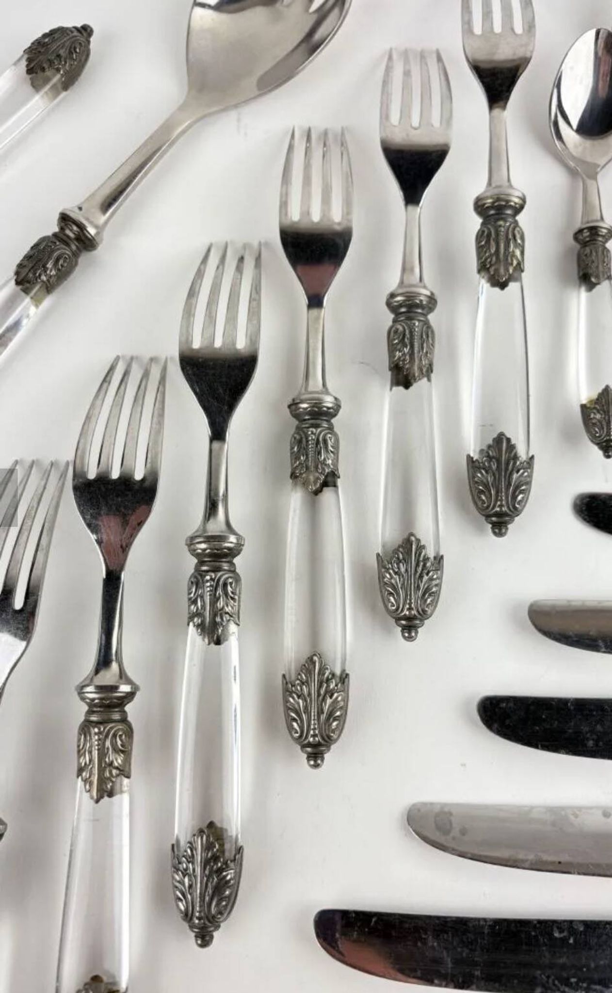 Silver-plated metal cutlery set, plexiglass and stainless steel.