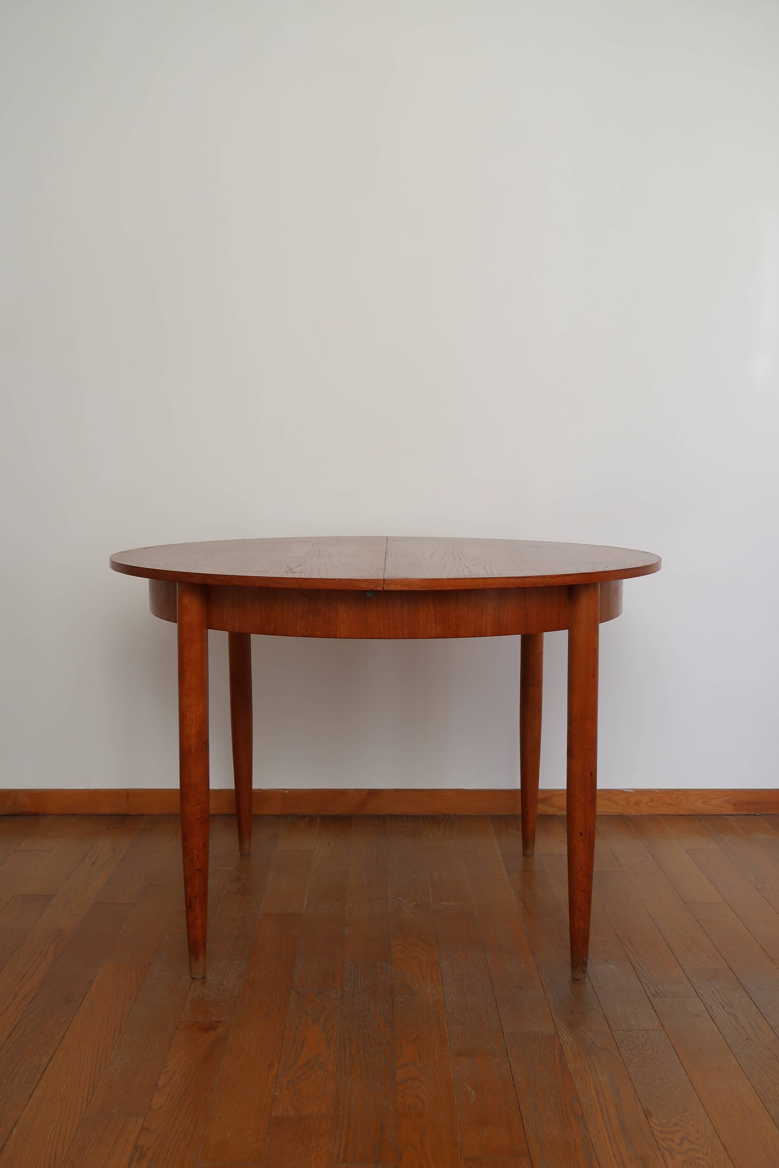 Extendable Scandinavian Round Table