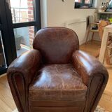 Lot de 2 fauteuils club en cuir accoudoirs ronds et cloutés