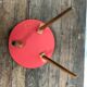 Guéridon petite table basse ronde brune vintage tripode porte plante