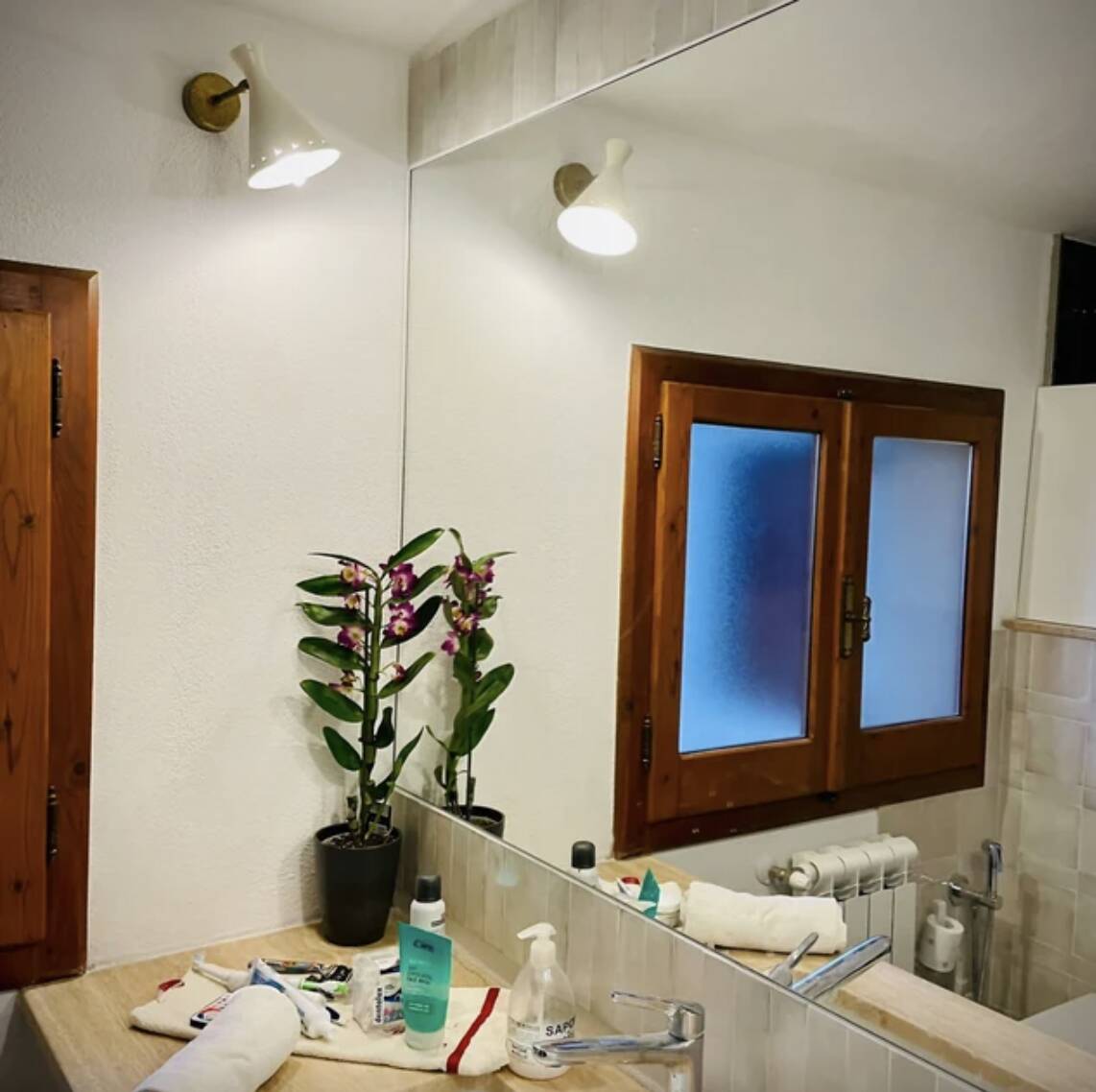 Pair of Italian wall lights in brass and lacquered iron, 1950s design.