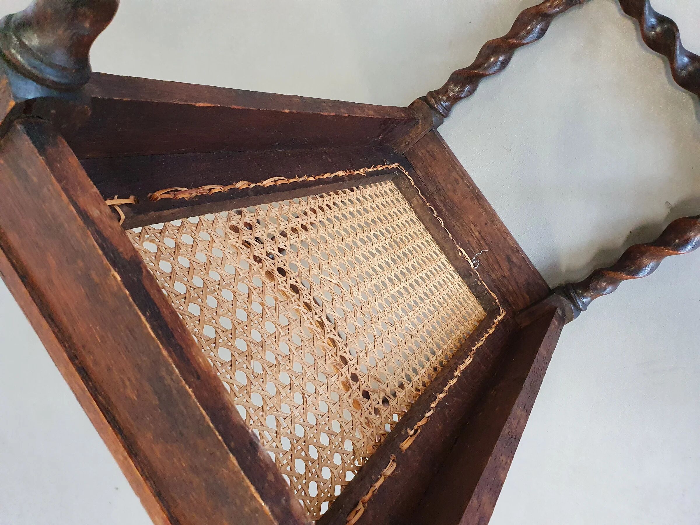 Wokkel chair with armrests and webbing seat