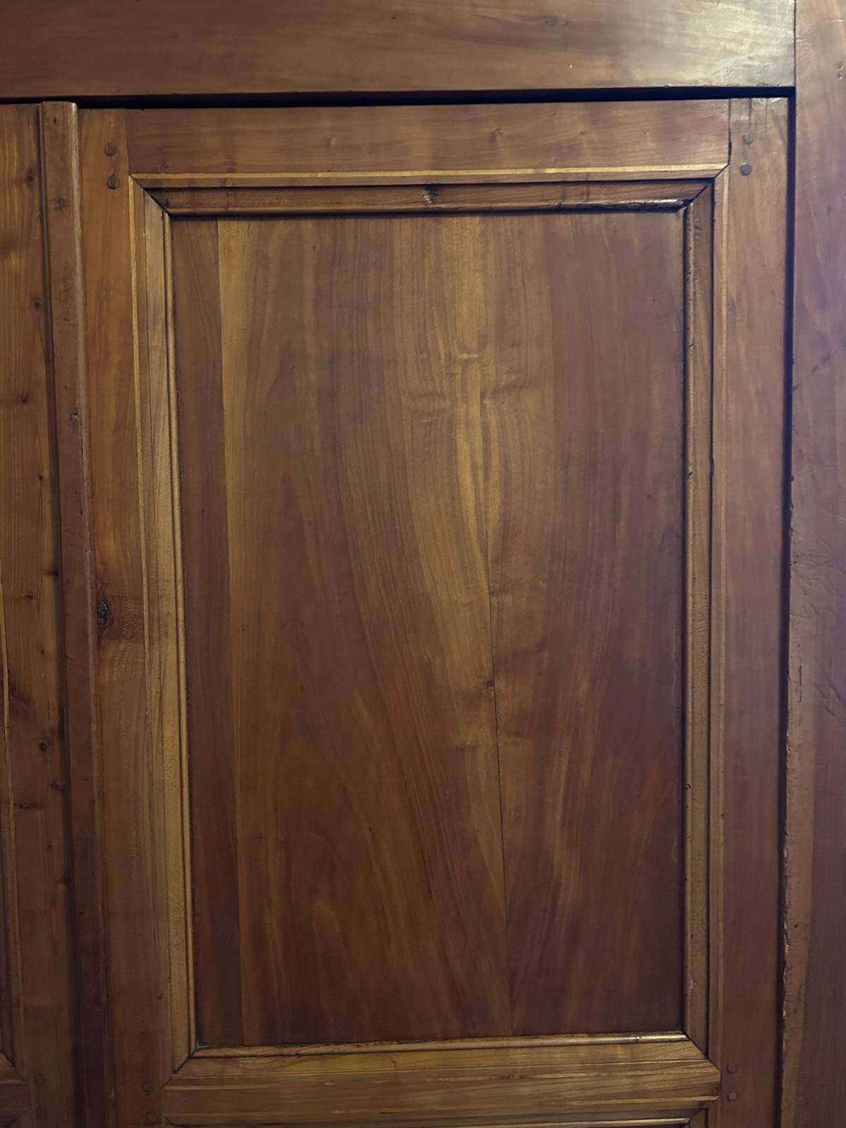 Antique wardrobe from the late 19th century in solid wood.