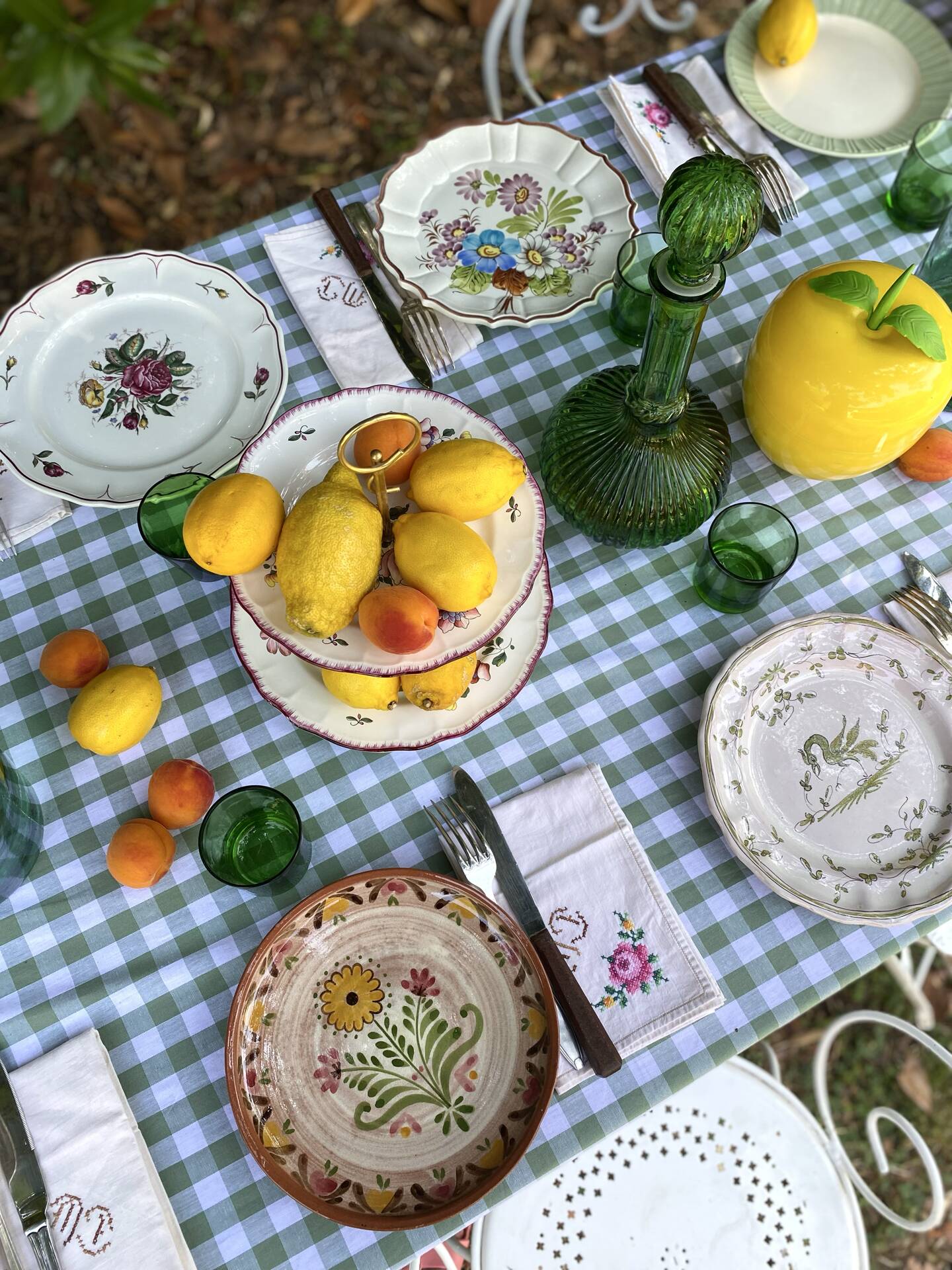 Exceptional set of 15 large mismatched plates.