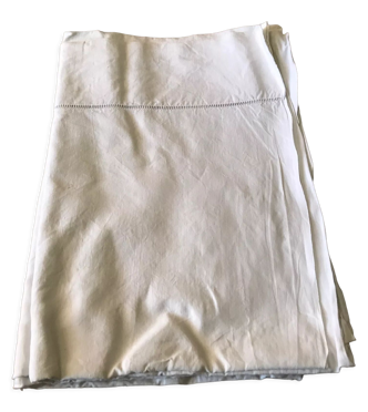 Drap ancien en lin. bordures à bribes brodées