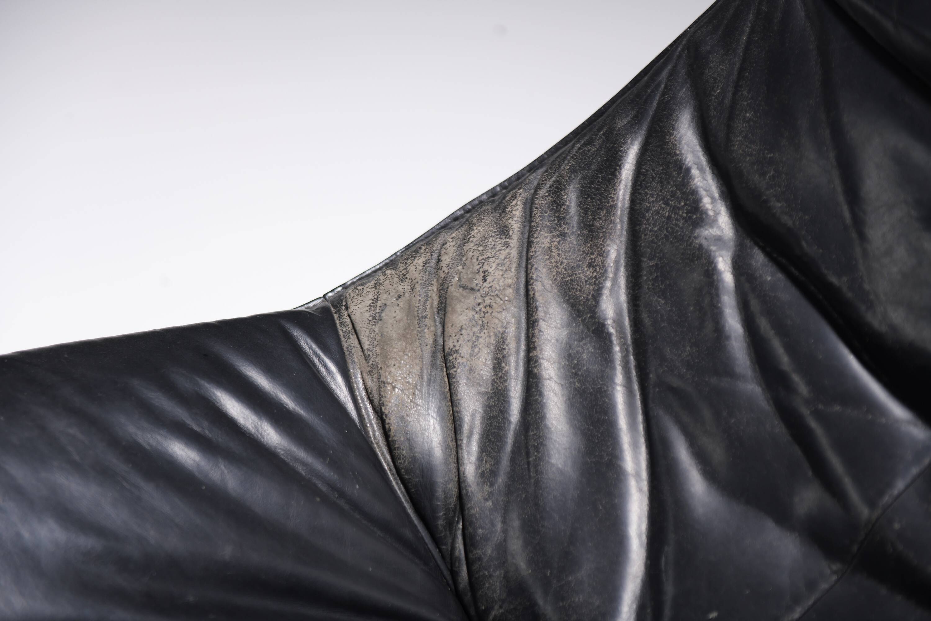 Stunning lounge chair The Rock in black leather by Gerard Van Den Berg - Montis