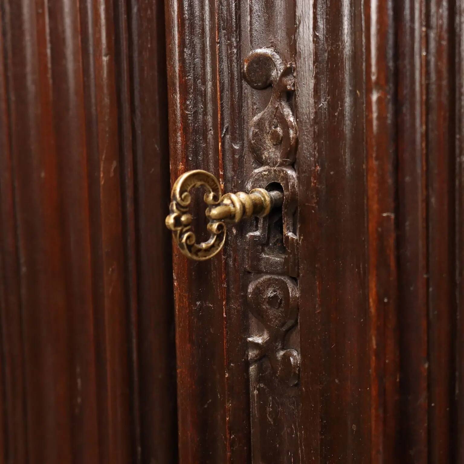Antique baroque wardrobe in walnut, Italy, 18th century.