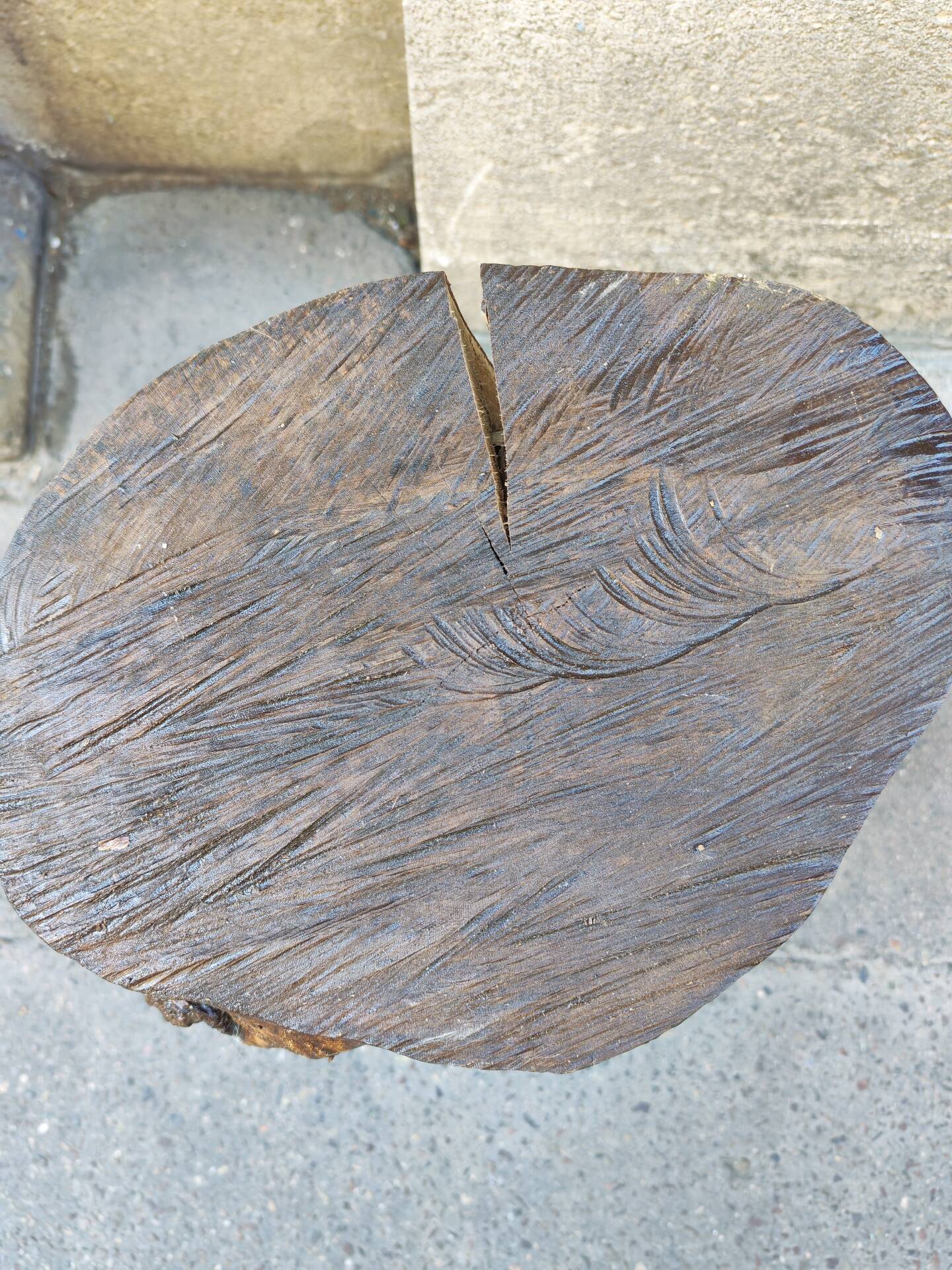 Tabouret tripode en bois brut