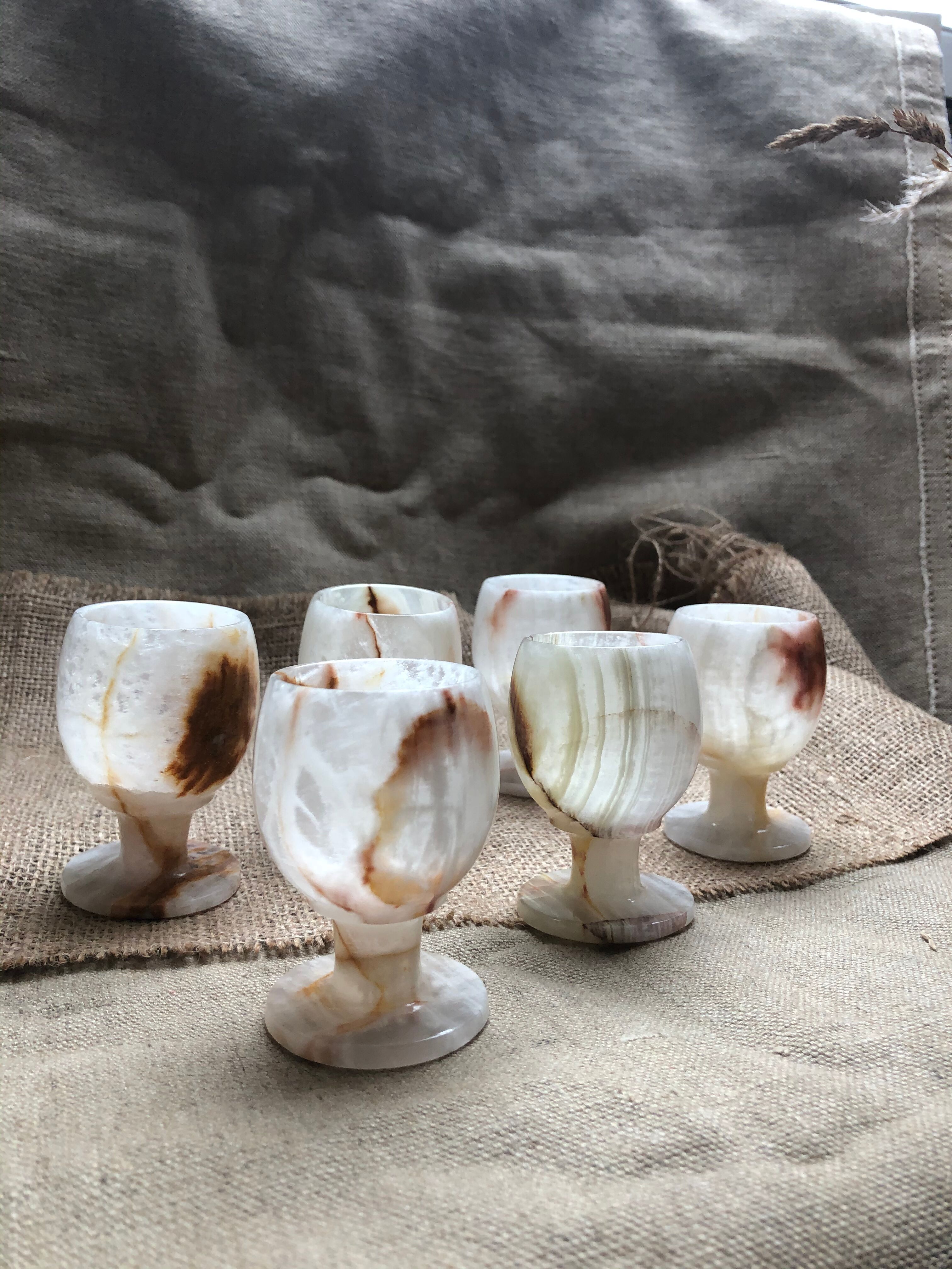 Lot de deux coquetiers en albâtre