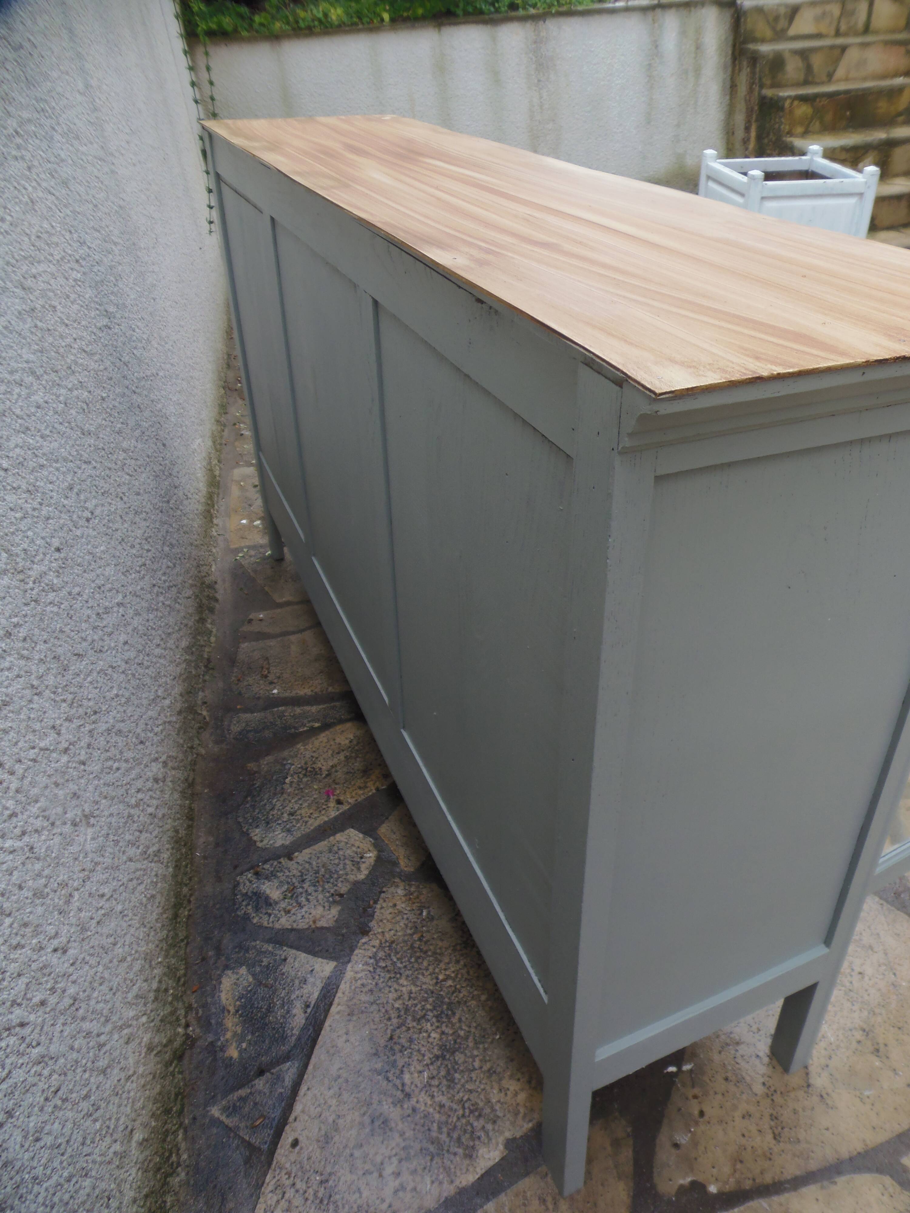 Vitrine vintage de faible profondeur sublimée en vert de gris plateau bois.
