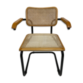 Chaise modèle Cesca conçue par Marcel Breuer avec accoudoirs à structure noire