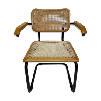 Chaise modèle Cesca conçue par Marcel Breuer avec accoudoirs à structure noire