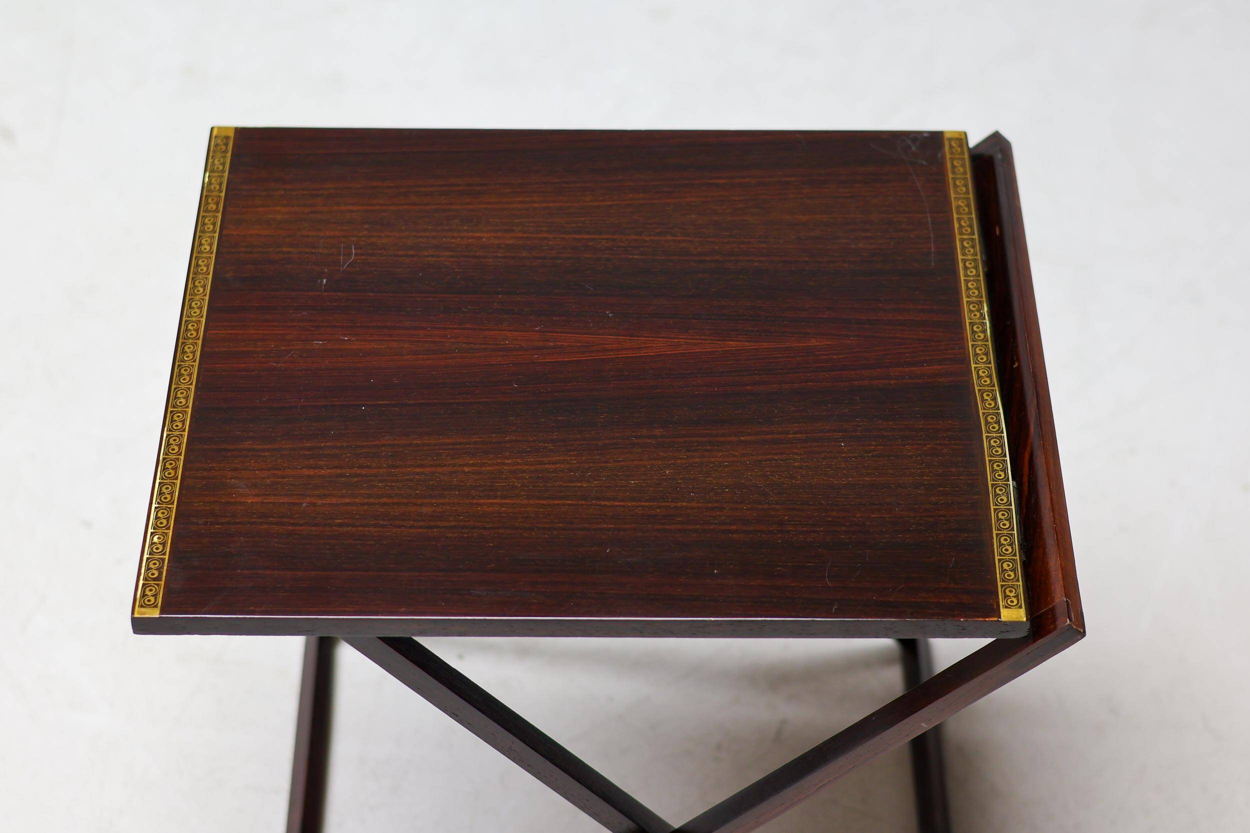 Ensemble de cinq tables d'appoint modernes en palissandre danois.