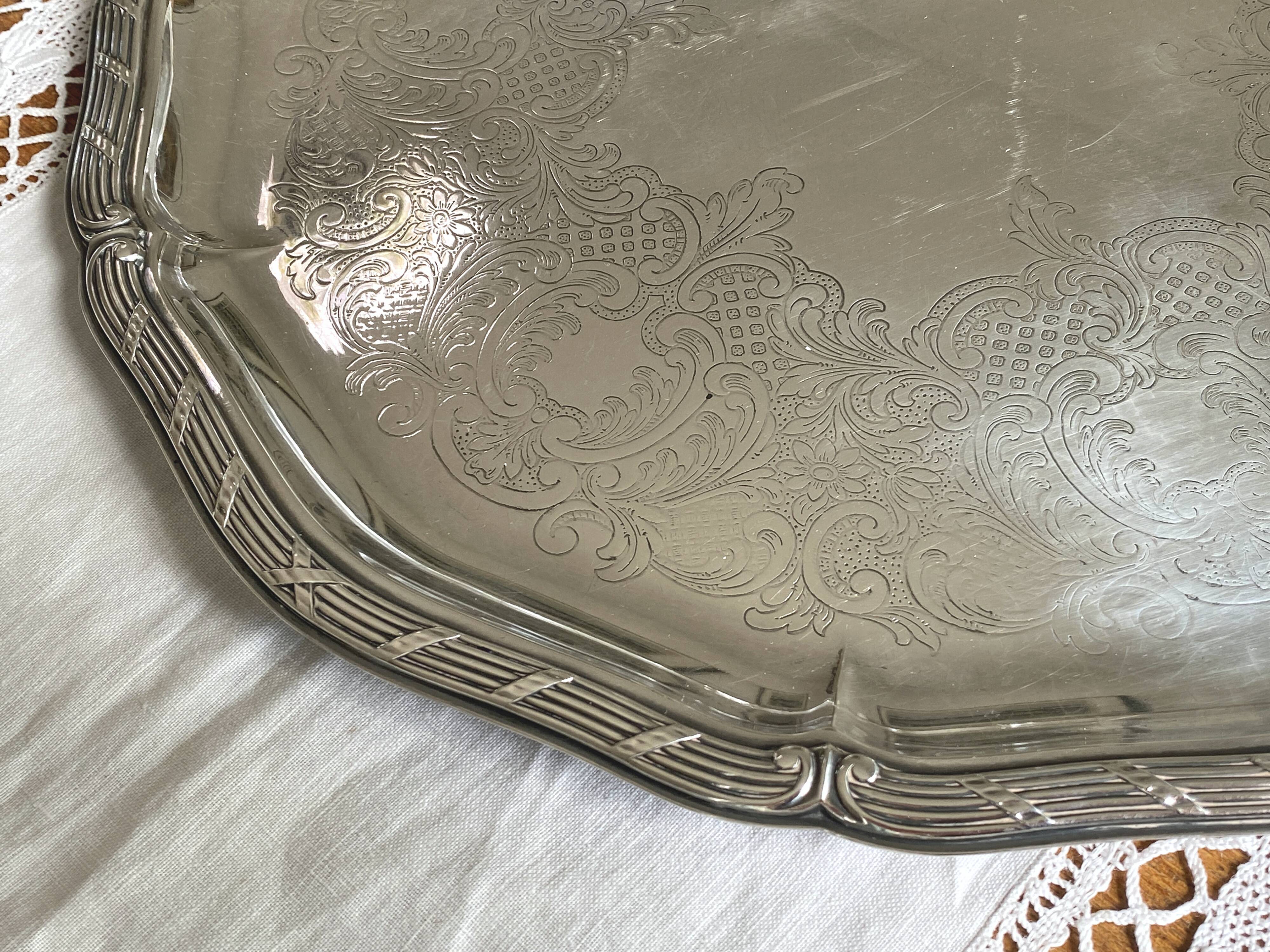 Chiseled serving tray with crossed ribbons in English silver-plated metal