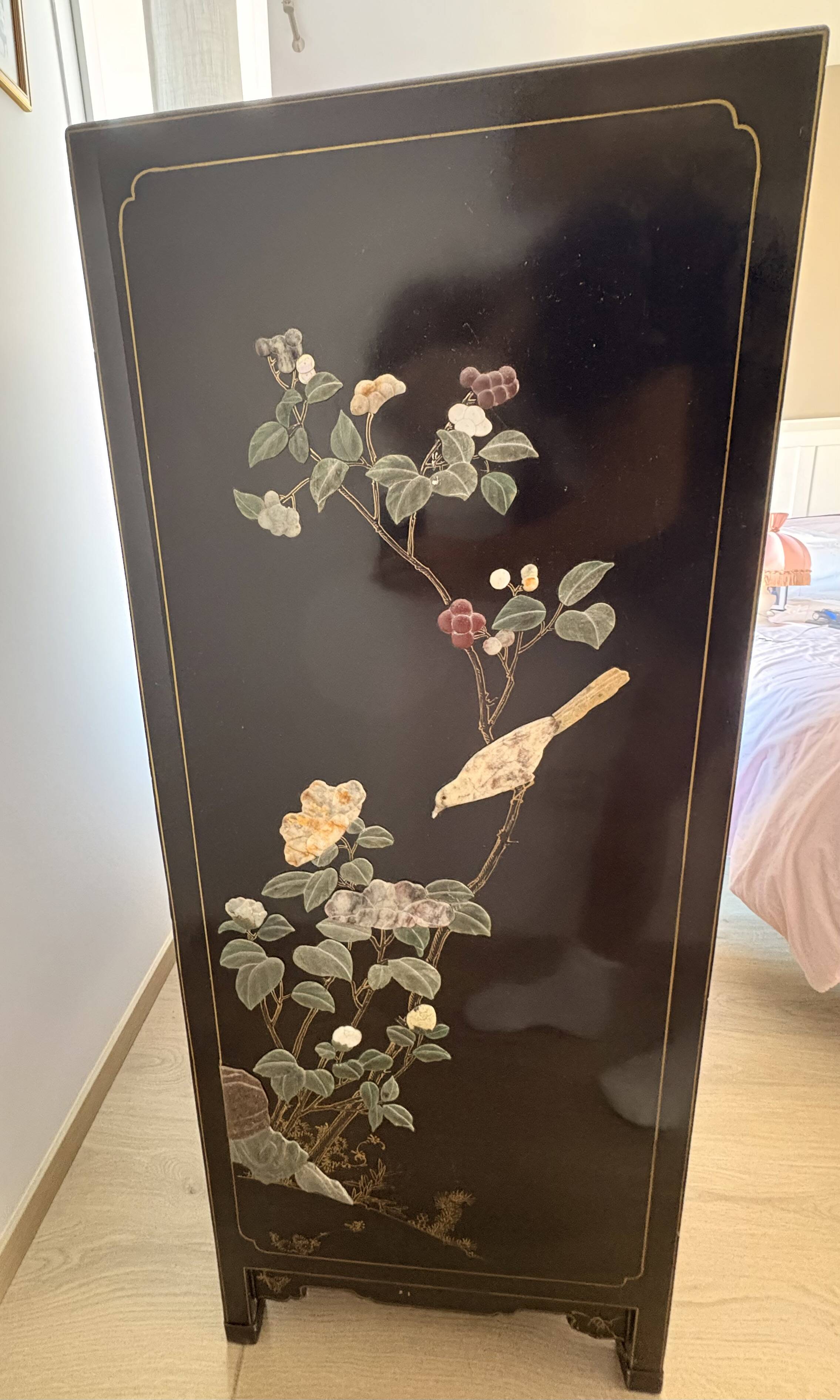 Cabinet en laque de Pékin en pierres dures & nacre Manufacture Jinlong