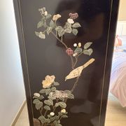 Cabinet en laque de Pékin en pierres dures & nacre Manufacture Jinlong